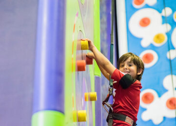 niño escalando